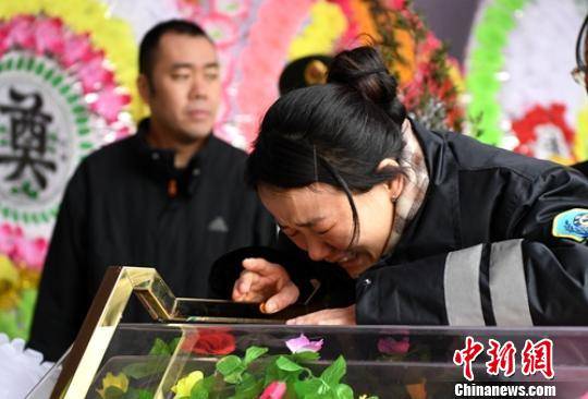 妻子周芳芳痛别丈夫吴俊寰。 刘忠俊 摄