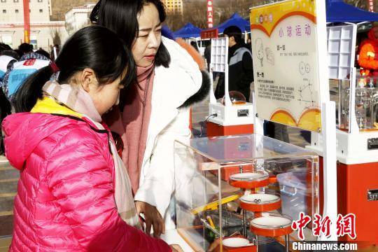 图为民众体验科普器材。 张添福 摄