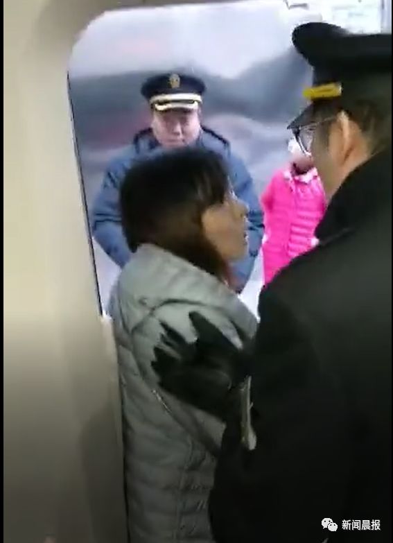 女子阻碍高铁关门