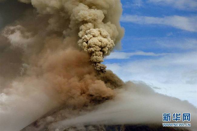 1月25日，位于菲律宾阿尔拜省的马荣火山喷出火山灰。新华社发（乌马利 摄）