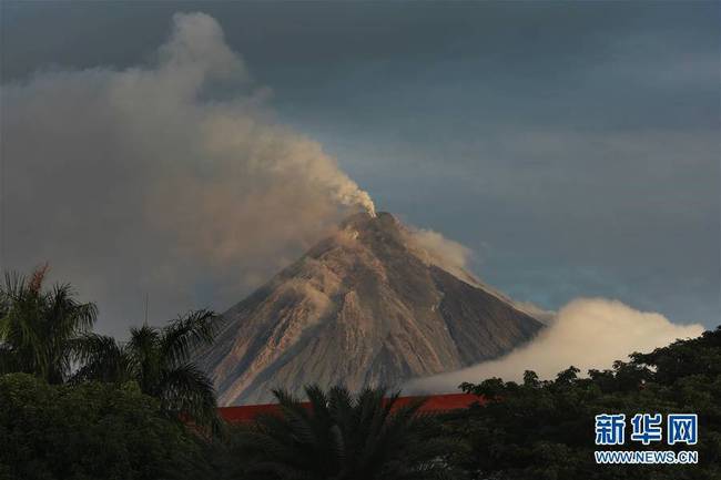 1月25日，位于菲律宾阿尔拜省的马荣火山喷出火山灰。新华社发（乌马利 摄）