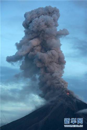 1月25日，位于菲律宾阿尔拜省的马荣火山喷出火山灰。新华社发（乌马利 摄）