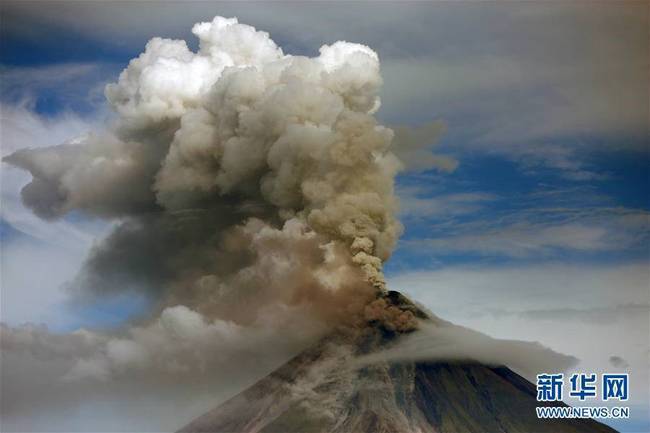 1月25日，位于菲律宾阿尔拜省的马荣火山喷出火山灰。 马荣火山位于菲律宾吕宋岛东南部的阿尔拜省，距菲首都马尼拉约330公里，海拔约2400米，是菲境内最活跃的火山之一。截至24日，已有超过7万人被疏散出马荣火山附近的危险区域。 新华社发（乌马利 摄）
