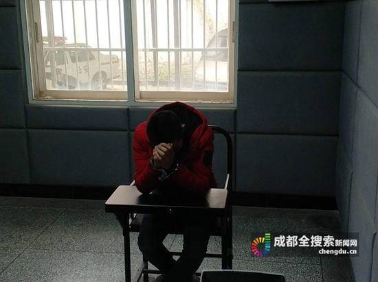 克隆出租连撞6车 90后怀揣假币疯狂逃窜被抓获
