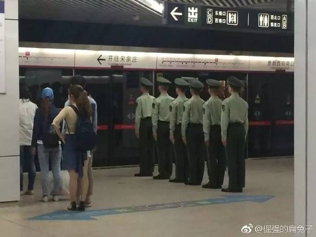 乘客埋怨军人坐火车不让座 网友::别给群众丢人
