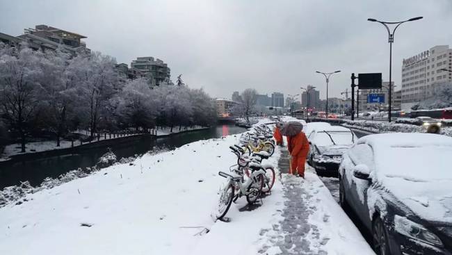 杭州积雪西湖边白茫茫一片