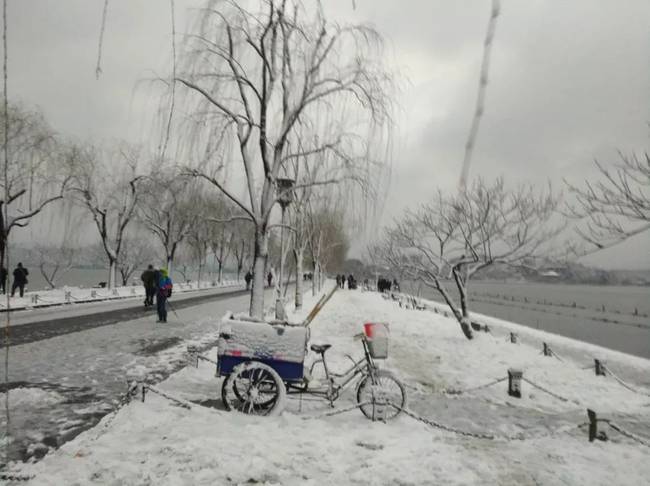 杭州积雪西湖边白茫茫一片