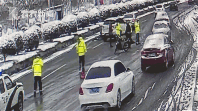 交警跪地托举老人脱下大衣给老人御寒 市民被感动
