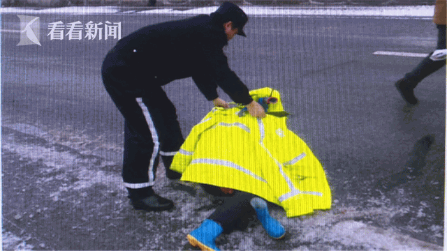 交警跪地托举老人脱下大衣给老人御寒 市民被感动
