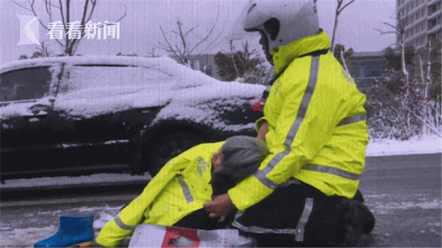 交警跪地托举老人脱下大衣给老人御寒 市民被感动