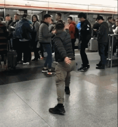 主播携粉丝在上海多个地铁站练习绝世神功被拘