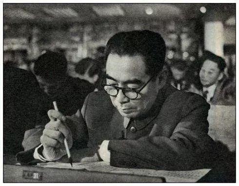 1954年9月，周总理在第一届全国人民代表大会第一次会议上。