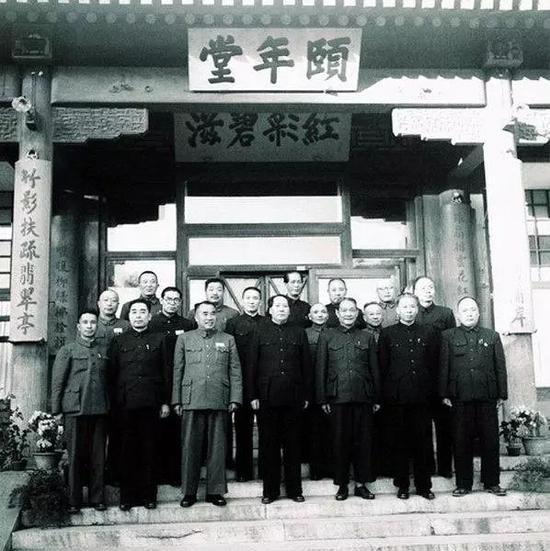 1952年，中央人民政府人民革命军事委员会部分委员在中南海颐年堂合影。
