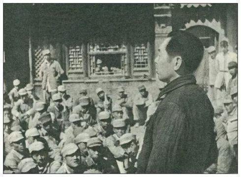 1947年3月，在蒋介石军队大举进攻陕甘宁边区时，周恩来同志跟随毛主席留在陕北，参与人民战争的领导工作。这是周恩来同志在陕北神泉堡作总反攻的动员报告。