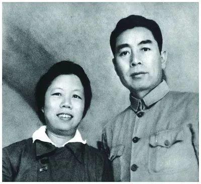 1943年，周恩来和夫人邓颖超在延安窑洞前合影。