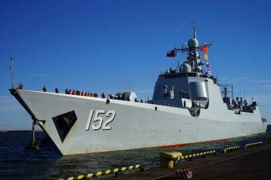 海军济南舰救起遇险台湾船员