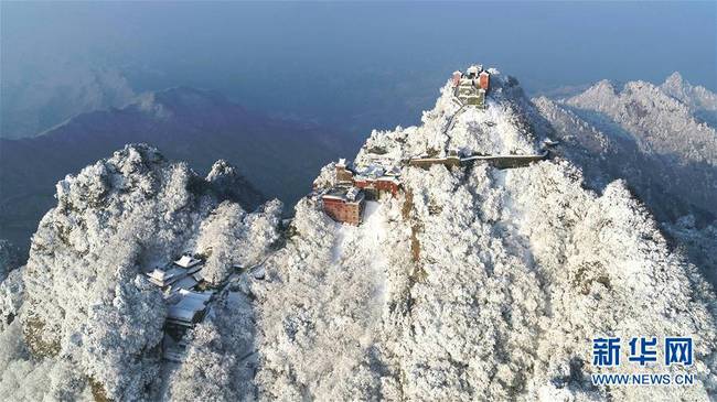 这是1月29日航拍的湖北武当山金顶景区雪景。连日降雪让武当山银装素裹，金顶景区的建筑在白雪的装扮下宛如琼楼玉宇。 新华社发（陶德斌 摄）