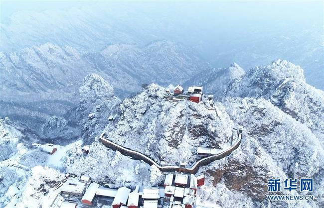 这是1月29日航拍的湖北武当山金顶景区雪景。连日降雪让武当山银装素裹，金顶景区的建筑在白雪的装扮下宛如琼楼玉宇。 新华社发（刘昆 摄）