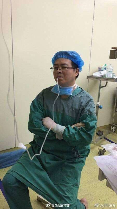 医生手术连台累瘫 闭眼抱臂口含输液管补充葡萄糖