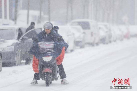 安徽强降雪致交通大面积瘫痪