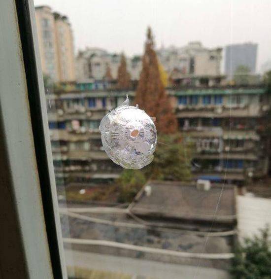 男子深夜用弹弓向医院病房射钢珠被刑拘