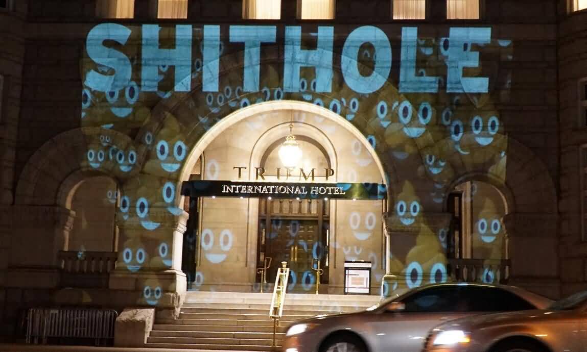 特朗普国际酒店遭投影：“这里才是粪坑！”
