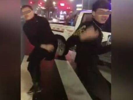 两男子为了出名竟在车祸现场疯狂尬舞