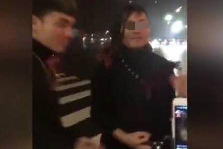 两男子为了出名竟在车祸现场疯狂尬舞