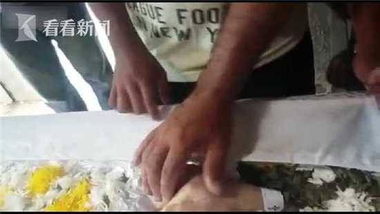 葬礼上母亲抚摸女儿尸体竟有颤动回应