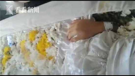 葬礼上母亲抚摸女儿尸体竟有颤动回应