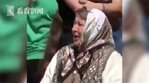 孙子摔角快输了 暴脾气奶奶冲上台猛打对手