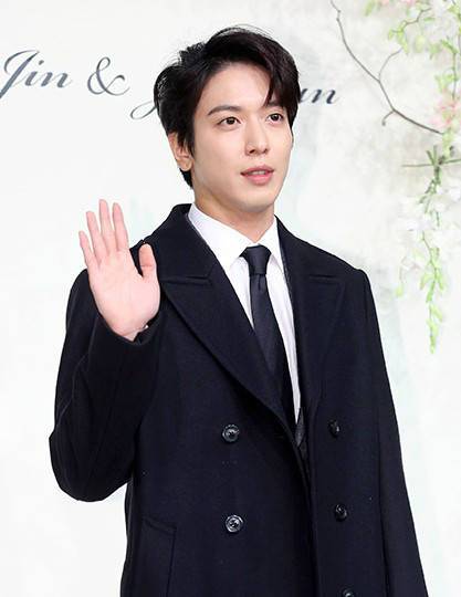 郑容和确定入伍 香港公演之后海外巡演全部取消