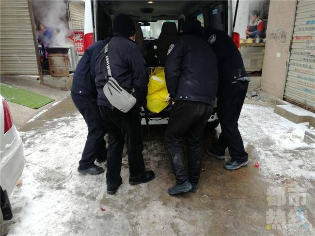 出租屋内半裸死亡