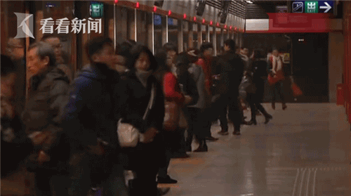 女孩赶地铁一头撞上安全门 路人的举动太暖心