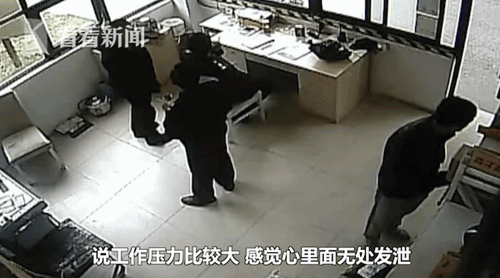 无语！男子偷拿他人快递 只因压力大想发泄