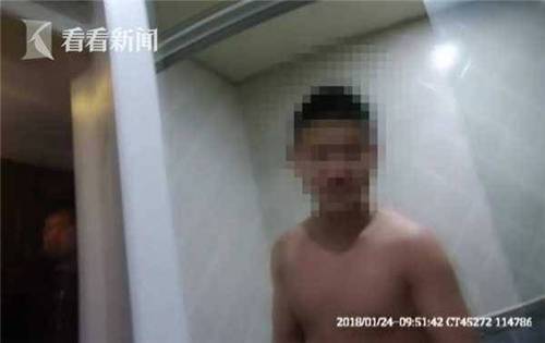 男子为躲抓捕玩起躲猫猫 裸身翻窗冻得瑟瑟发抖