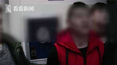 男子为躲抓捕玩起躲猫猫 裸身翻窗冻得瑟瑟发抖