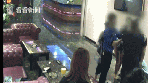 KTV唱歌想赊账被拒 一伙男女竟狂殴服务员