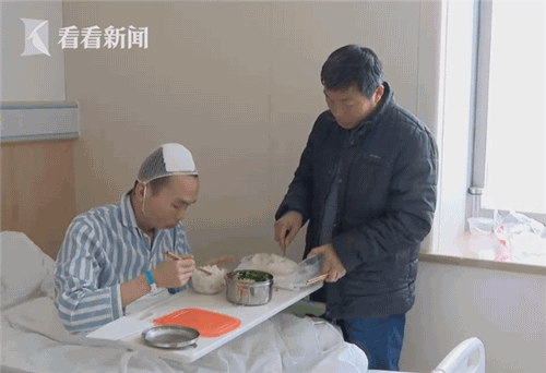 小伙摔伤头部后失忆 医生：与高强度熬夜有关