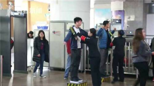 女乘客携九把刀坐火车被拦 辨称只是工艺品