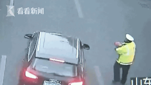 两车追尾婴儿受惊 协警化身"奶爸"抱娃指挥交通
