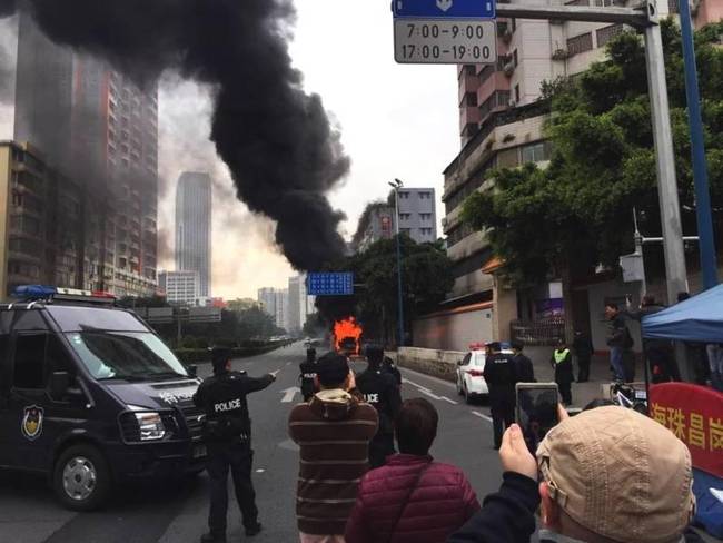 广州昌岗东路大巴行驶自燃