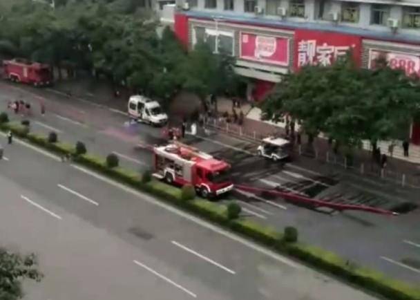 广州昌岗东路大巴行驶自燃