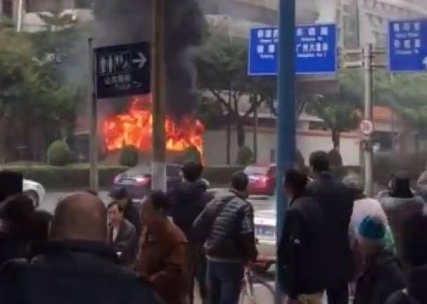 广州昌岗东路大巴行驶自燃