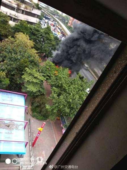 广州昌岗东路大巴行驶自燃