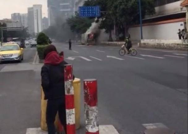 广州昌岗东路大巴行驶自燃