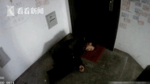 男子醉卧楼道民警救助反遭掌掴 酒醒后连称后悔