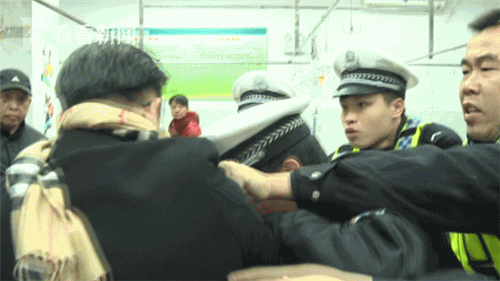 醉驾男拒验血脚踹护士称民警证件造假 其父:他有胃癌