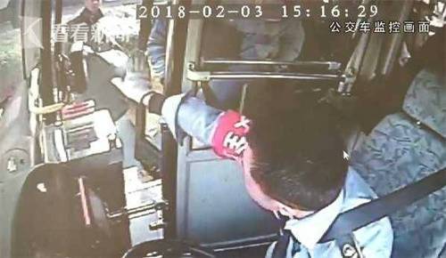 网友爆料公交司机拒载农民工 查监控后发现……