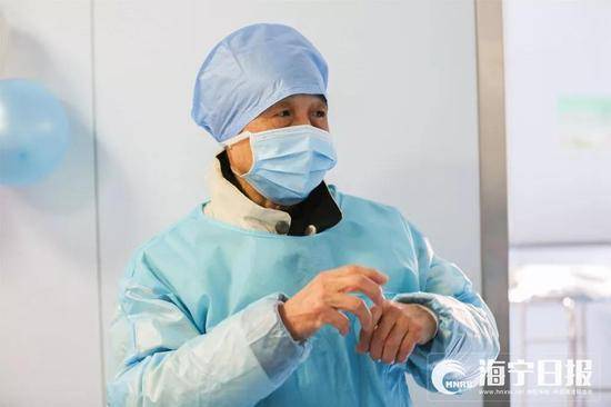 老人和植物人妻子ICU办金婚仪式 一句话所有人泪目
